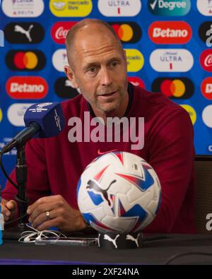 Kansas City, Missouri, USA. 30. Juni 2024. Team USA-Cheftrainer GREGG BERHALTER hält am 30. Juni 2024 eine Pressekonferenz im Arrowhead Stadium in Kansas City, Missouri. (Kreditbild: © Serena S.Y. Hsu/ZUMA Press Wire) NUR REDAKTIONELLE VERWENDUNG! Nicht für kommerzielle ZWECKE! Quelle: ZUMA Press, Inc./Alamy Live News Stockfoto