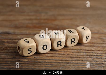 Es tut mir leid von kleinen Würfeln mit Buchstaben auf Holztisch, Nahaufnahme Stockfoto