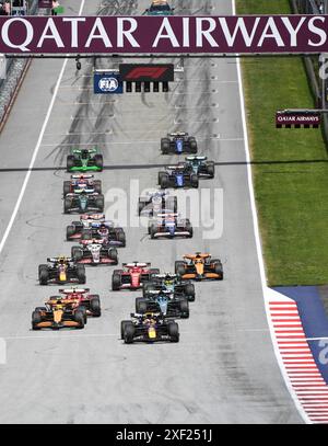 Spielberg, Österreich. 30. Juni 2024. Die Fahrer starten beim Formel-1-Rennen in Spielberg, Österreich, am 30. Juni 2024. Quelle: He Canling/Xinhua/Alamy Live News Stockfoto