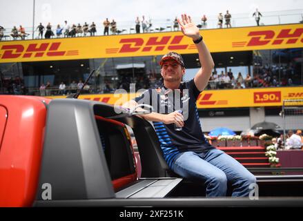 Spielberg, Österreich. 30. Juni 2024. Der niederländische Red Bull Racing Pilot Max Verstappen nimmt an der Fahrerparade vor dem Formel-1-Rennen in Spielberg, Österreich, am 30. Juni 2024 Teil. Quelle: He Canling/Xinhua/Alamy Live News Stockfoto