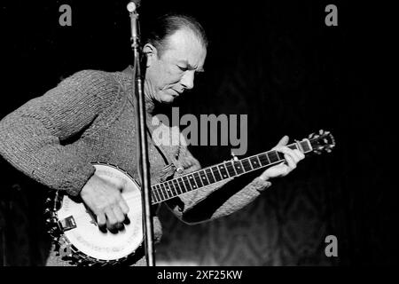 Folk-Sänger Pete Seeger tritt im Oktober 1969 am Anti-Vietnam-Kriegsmoratorium an der University of Missouri-Kansas City Kansas City Missouri auf. Seeger war 50 Jahre alt, ein Volkssänger und Sozialaktivist Stockfoto