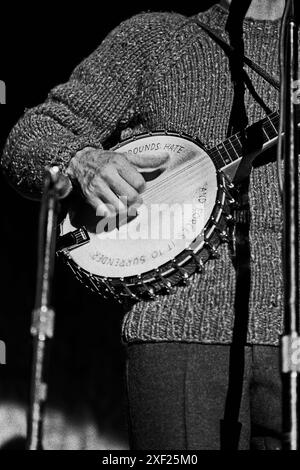 Folk-Sänger Pete Seeger tritt im Oktober 1969 am Anti-Vietnam-Kriegsmoratorium an der University of Missouri-Kansas City Kansas City Missouri auf. Seeger war 50 Jahre alt, ein Volkssänger und Sozialaktivist Stockfoto