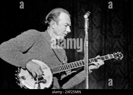 Folk-Sänger Pete Seeger tritt im Oktober 1969 am Anti-Vietnam-Kriegsmoratorium an der University of Missouri-Kansas City Kansas City Missouri auf. Seeger war 50 Jahre alt, ein Volkssänger und Sozialaktivist Stockfoto