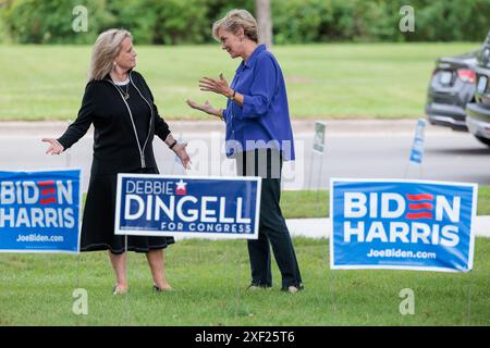 Canton, Usa. 30. Juni 2024. Debbie Dingell (D-Ann Arbor), links, und Energieministerin Jennifer Granholm, rechts, werben für Präsident Joe Biden bei einer Veranstaltung in Canton, mir, am 30. Juni 2024. (Foto: Andrew Roth/SIPA USA) Credit: SIPA USA/Alamy Live News Stockfoto