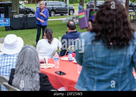 Canton, Usa. 30. Juni 2024. Energieministerin Jennifer Granholm setzt sich für Präsident Joe Biden auf einer Veranstaltung im Kanton, mir, am 30. Juni 2024 ein. Granholm trat in ihrer persönlichen Funktion als ehemalige Gouverneurin von Michigan auf. (Foto: Andrew Roth/SIPA USA) Credit: SIPA USA/Alamy Live News Stockfoto