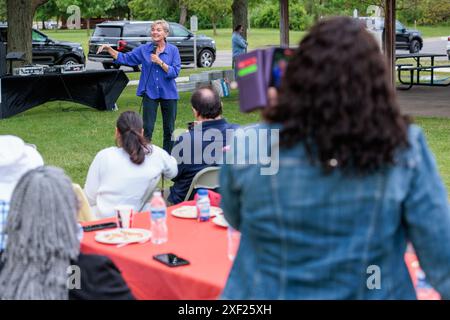 Canton, Usa. 30. Juni 2024. Energieministerin Jennifer Granholm setzt sich für Präsident Joe Biden auf einer Veranstaltung im Kanton, mir, am 30. Juni 2024 ein. Granholm trat in ihrer persönlichen Funktion als ehemalige Gouverneurin von Michigan auf. (Foto: Andrew Roth/SIPA USA) Credit: SIPA USA/Alamy Live News Stockfoto