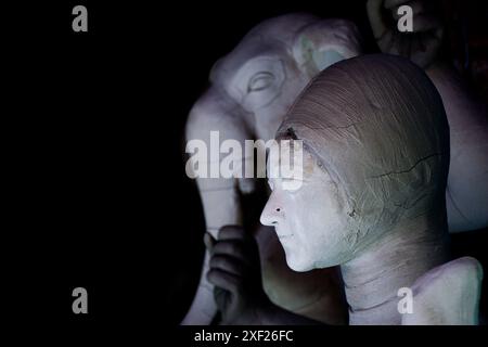 Das Bild bietet einen außergewöhnlichen Blick auf den Herstellungsprozess der Idole im weltberühmten Gebiet Kumartuli in Kalkutta. Das Bild zeigt zwei Idole. Stockfoto