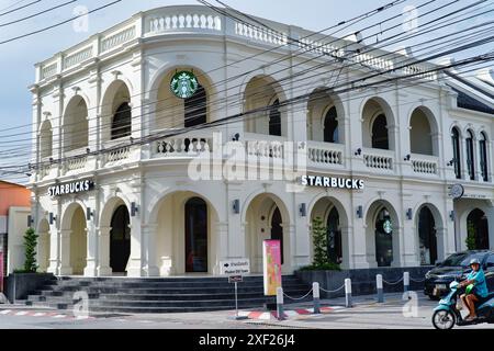 Die Starbucks Coffee Shop Filiale in der Altstadt sind in Phuket Town, Phuket, Thailand, gebaut im traditionellen lokalen chinesisch-portugiesischen Architekturstil Stockfoto