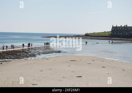 Verschwindender Damm bei eintretender Flut - St. Michaels' Mount, Marazion, Cornwall, Großbritannien - St. Michael's Mount ist eine Gezeiteninsel, die man erreichen kann Stockfoto