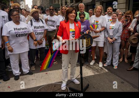 New York, Usa. 30. Juni 2024. NEW YORK, NEW YORK – JUNI 30: New Yorker Gouverneur Kathy Hochul spricht vor der jährlichen New York City Pride Parade am 30. Juni 2024 in New York. Credit: Ron Adar/Alamy Live News Credit: Ron Adar/Alamy Live News Stockfoto