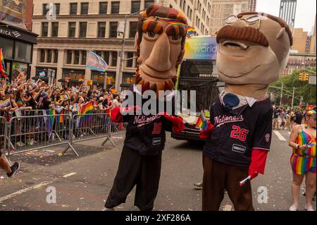 NEW YORK, NEW YORK – JUNI 30: Abe Lincoln und Teddy Roosevelt Nationals Maskottchen nehmen an der jährlichen New York City Pride Parade am 30. Juni 2024 in New York City Teil. Quelle: Ron Adar/Alamy Live News Stockfoto