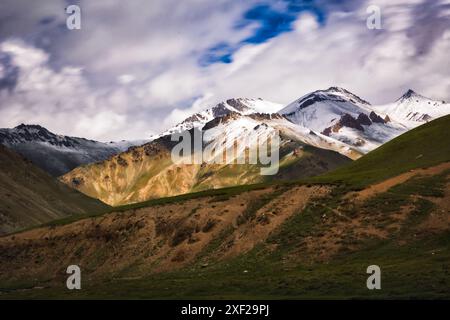 Blick auf den Tash-Rabat Fluss und das Tal, Provinz Naryn, Kirgisistan Stockfoto