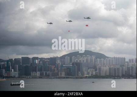 Hongkong, China. Juli 2024. Hubschrauber mit den Flaggen von China und Hongkong am Himmel über dem Victoria Harbour. Anlässlich des 27. Jahrestages der Gründung der Sonderverwaltungsregion Hongkong fanden in der ganzen Stadt verschiedene Feiern und Veranstaltungen statt. (Foto: Ben Marans/SOPA Images/SIPA USA) Credit: SIPA USA/Alamy Live News Stockfoto