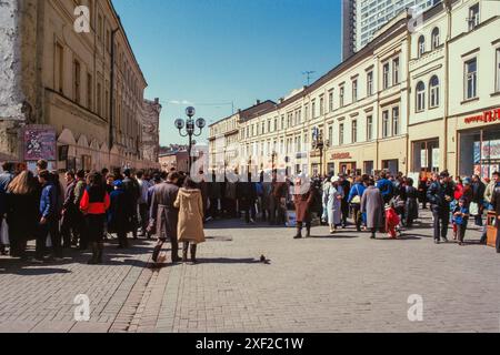 1988: Die Arbat Street, eine historische Einkaufs- und Unterhaltungsstraße in Moskau, an einem Apriltag. Das historische Zentrum Moskaus, auch Arbat genannt, existiert seit etwa dem 15. Jahrhundert. Die Fußgängerzone wurde um 2015 gentrifiziert und gilt als begehrenswerte Adresse. Stockfoto