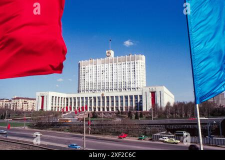 1988: Das Haus der Sowjets Russlands am Ufer des Flusses Moskva, kurz vor dem Mai 1988. Das Gebäude wurde nach dem Staatsstreich im August 1991 besser als russisches Weißes Haus bekannt und wurde 1993 während der russischen Verfassungskrise durch einen Panzerbrand schwer beschädigt, aber seither restauriert. Es wird heute als Regierungshaus der Russischen Föderation bezeichnet. Stockfoto