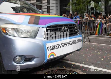 New York City, USA. 30. Juni 2024. Die 42. Jährliche Pride Parade fand am 30. Juni 2024 in New York statt. Die Geister waren hoch mit Tausenden von Besuchern, bevor ein Gewitter eine frühe Absage erzwang. (Foto: Jonathan Fernandes/SIPA USA) Credit: SIPA USA/Alamy Live News Stockfoto