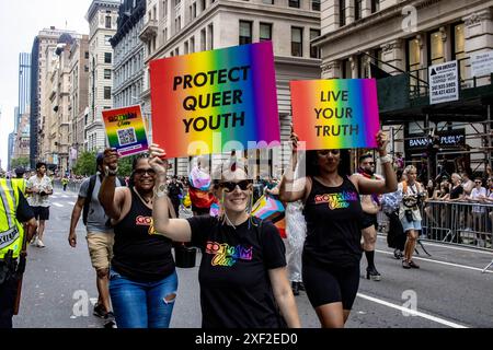 New York City, USA. 30. Juni 2024. Die 42. Jährliche Pride Parade fand am 30. Juni 2024 in New York statt. Die Geister waren hoch mit Tausenden von Besuchern, bevor ein Gewitter eine frühe Absage erzwang. (Foto: Jonathan Fernandes/SIPA USA) Credit: SIPA USA/Alamy Live News Stockfoto