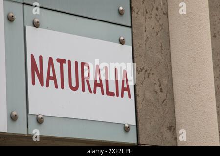 Bordeaux , Frankreich - 06 26 2024 : Naturalia Logo Marke und Textzeichen auf der Fassade des Ladengeschäfts Bioladen Vertrieb von Lebensmitteln Bio fair gehandelte Produkte Stockfoto