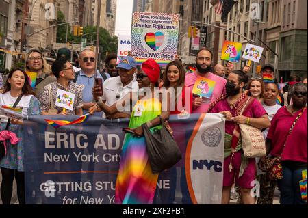 NEW YORK, NEW YORK – JUNI 30: New York City Bürgermeister Eric Adams (C) nimmt an der jährlichen New York City Pride Parade am 30. Juni 2024 in New York City Teil. (Foto: Ron Adar / SOPA Images/SIPA USA) Stockfoto