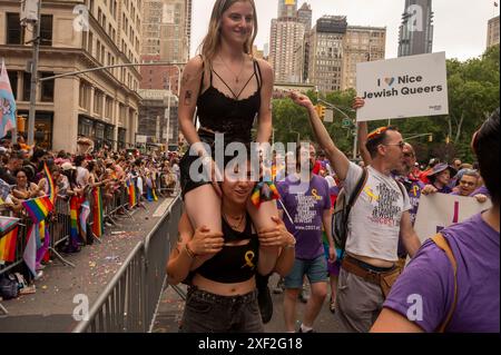 New York, Usa. 30. Juni 2024. Mitglieder der Jew York Pride nehmen an der jährlichen New York City Pride Parade am 30. Juni 2024 in New York Teil. Quelle: SOPA Images Limited/Alamy Live News Stockfoto