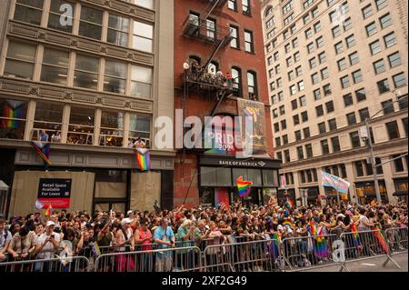 New York, Usa. 30. Juni 2024. Tausende von Zuschauern mit Stolz-Flaggen sehen sich die jährliche New York City Pride Parade am 30. Juni 2024 in New York City an. Quelle: SOPA Images Limited/Alamy Live News Stockfoto