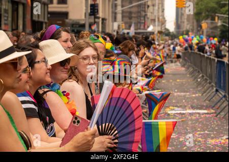 New York, Usa. 30. Juni 2024. Tausende von Zuschauern mit Stolz-Flaggen sehen sich die jährliche New York City Pride Parade am 30. Juni 2024 in New York City an. Quelle: SOPA Images Limited/Alamy Live News Stockfoto