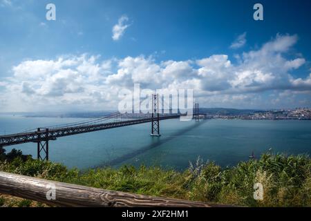 Panoramablick auf die Brücke 25 de Abril über den Tejo - Lissabon, Portugal Stockfoto