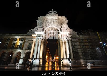 Der majestätische Arco da Rua Augusta von Praca do Comércio bei Nacht aus gesehen - Lissabon, Portugal Stockfoto