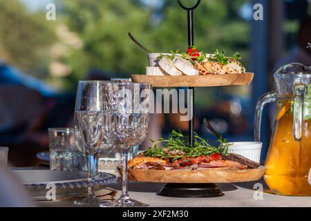 Leerer Tisch für Hochzeitsempfang mit Vorspeisen und Getränken Stockfoto