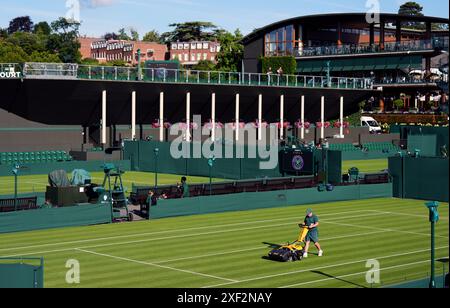 Das Bodenpersonal bereitet die Außenplätze am ersten Tag der Wimbledon Championships 2024 im All England Lawn Tennis and Croquet Club in London vor. Bilddatum: Montag, 1. Juli 2024. Stockfoto