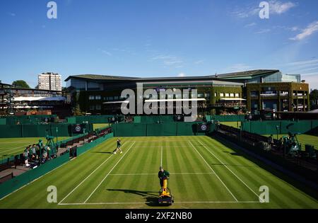 Das Bodenpersonal bereitet die Außenplätze am ersten Tag der Wimbledon Championships 2024 im All England Lawn Tennis and Croquet Club in London vor. Bilddatum: Montag, 1. Juli 2024. Stockfoto