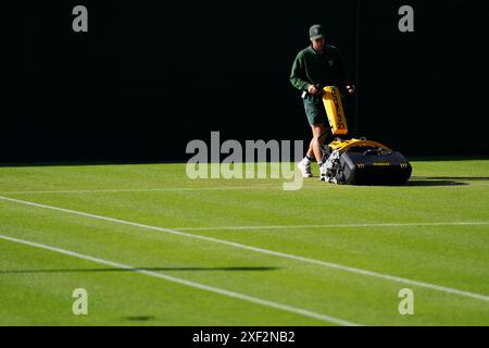 Das Bodenpersonal bereitet die Außenplätze am ersten Tag der Wimbledon Championships 2024 im All England Lawn Tennis and Croquet Club in London vor. Bilddatum: Montag, 1. Juli 2024. Stockfoto