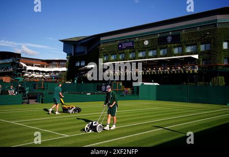 Das Bodenpersonal bereitet die Außenplätze am ersten Tag der Wimbledon Championships 2024 im All England Lawn Tennis and Croquet Club in London vor. Bilddatum: Montag, 1. Juli 2024. Stockfoto