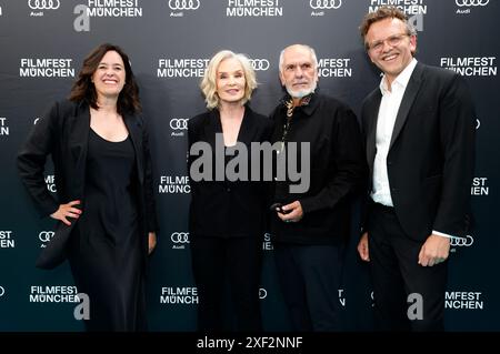 Julia Weigl, Michael Cristofer, Jessica lange und Christoph Gröner bei der Premiere des HBO-Films 'The Great Lillian Hall' und der Verleihung des Cinemerit Awards uf dem 41. Filmfest München 2024 im Deutschen Theater. München, 30.06.2024 Stockfoto