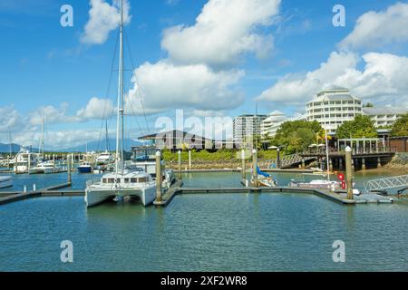 Am Wintermorgen am Marlin Marina Blick vom Pier in Cairns sind das Shangri-La The Marina Hotel und das Salt House Restaurant/Pub enthalten Stockfoto