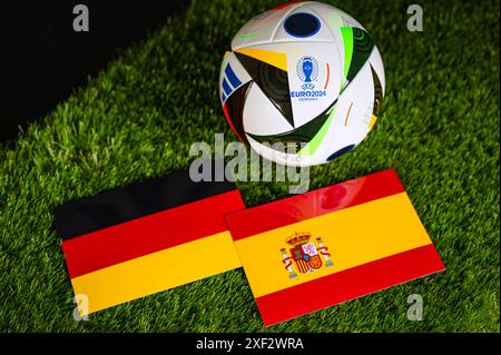 STUTTGART, DEUTSCHLAND, 29. JULI 2024: Deutschland gegen Spanien, Viertelfinale der Euro 2024, Play-off beim Europa-Fußball-Turnier. Adidas Ball und Fahnen auf Natur Stockfoto