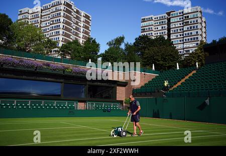 Das Bodenpersonal bereitet die Außenplätze am ersten Tag der Wimbledon Championships 2024 im All England Lawn Tennis and Croquet Club in London vor. Bilddatum: Montag, 1. Juli 2024. Stockfoto