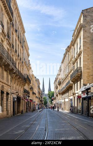 Rue Vital Carles mit Cathédrale Saint-André de Bordeaux im Hintergrund. Stockfoto