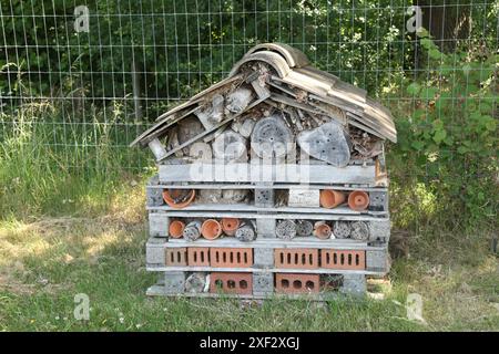 Ein Bughotel, das hauptsächlich aus natürlichen Materialien gebaut wurde, im Langley Vale Centenary Wood, Surrey, England, Großbritannien, 2024 Stockfoto