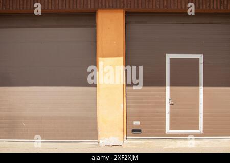 Ein modernes Garagator mit einer Tür, einem alten Lagerhaus Stockfoto