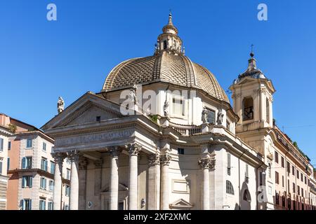 Fassade der Basilica di Santa Maria in Montesanto, einer römisch-katholischen Barockkirche namens „Kirche der Künstler“, auf der piazza del Popolo, Rom, Italien. Stockfoto