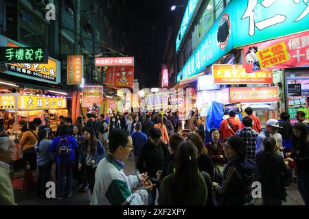 Taichung;Taiwan, 14. April 2015: Nicht identifizierte Menschen kaufen das Essen auf der Straße auf dem Nachtmarkt von fengjia. fengjia ist einer der berühmten Nachtmärkte in Ta Stockfoto