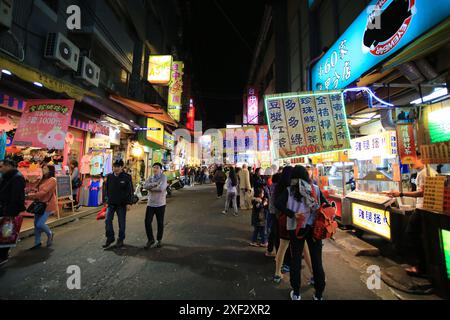 Taichung;Taiwan, 14. April 2015: Nicht identifizierte Menschen kaufen das Essen auf der Straße auf dem Nachtmarkt von fengjia. fengjia ist einer der berühmten Nachtmärkte in Ta Stockfoto