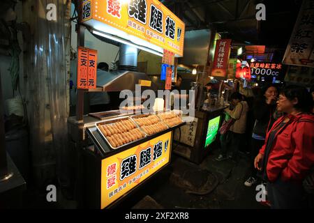 Taichung;Taiwan, 14. April 2015: Nicht identifizierte Menschen kaufen das Essen auf der Straße auf dem Nachtmarkt von fengjia. fengjia ist einer der berühmten Nachtmärkte in Ta Stockfoto