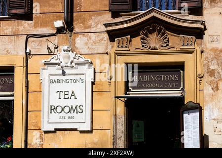 Der Eingang des historischen Cafés Babington's Tea Rooms auf der piazza di Spagna, in der Nähe der Spanischen Treppe, in Rom, Italien. Stockfoto