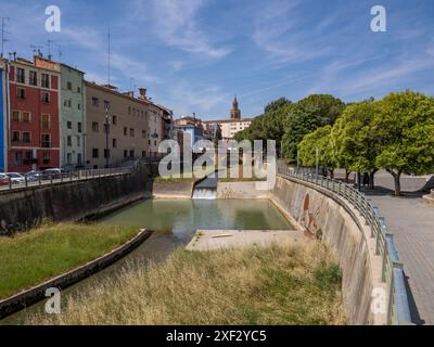 Die Stadt barbastro befindet sich in der Provinz huesca. Hauptstadt von somontano. Somontano-Weine. Weinkeller Stockfoto