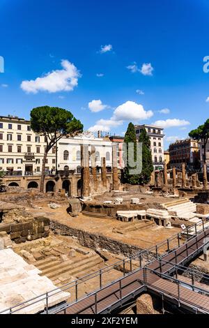 Largo di Torre Argentinien wurde auf einem wichtigen archäologischen Gebiet aus der römischen Zeit erbaut, heute die älteste Katzenkolonie der Stadt in Rom, Italien. Stockfoto