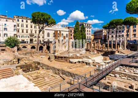 Largo di Torre Argentinien wurde auf einem wichtigen archäologischen Gebiet aus der römischen Zeit erbaut, heute die älteste Katzenkolonie der Stadt in Rom, Italien. Stockfoto