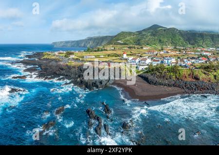 Luftaufnahme des Dorfes Mosteiros auf der Insel Sao Miguel, Azoren Archipel, Portugal Stockfoto