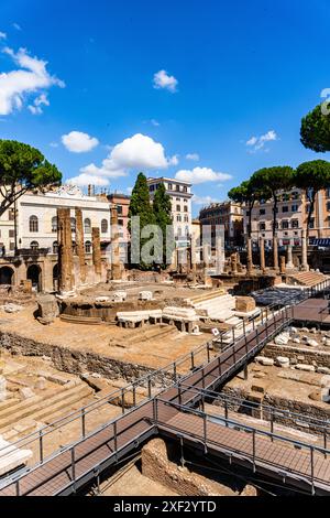 Largo di Torre Argentinien wurde auf einem wichtigen archäologischen Gebiet aus der römischen Zeit erbaut, heute die älteste Katzenkolonie der Stadt in Rom, Italien. Stockfoto